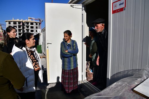 Hanımefendi Selda Yavuz Tandoğan Konteyner Kentte İkamet Eden Aileleri Ziyaret Etti