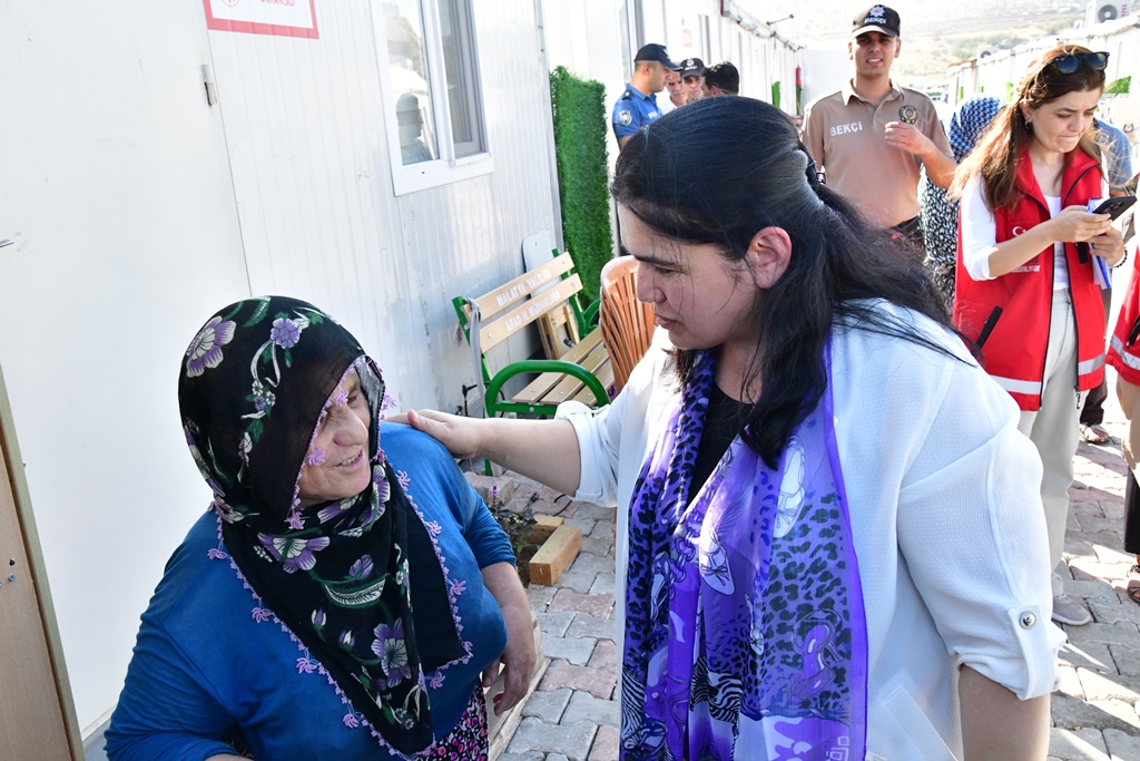 Valimizin Eşi Selda Yavuz Hanımefendi’nin Depremzede Ailelere Ziyaretleri Devam Ediyor.
